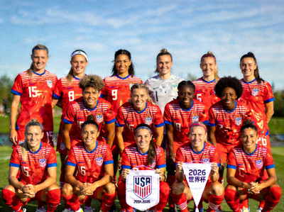 美国国家足球队2026世界杯阵容合影 - 队员身穿主场球衣