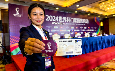 世界杯门票预售发布会现场照片 - 工作人员展示门票样本